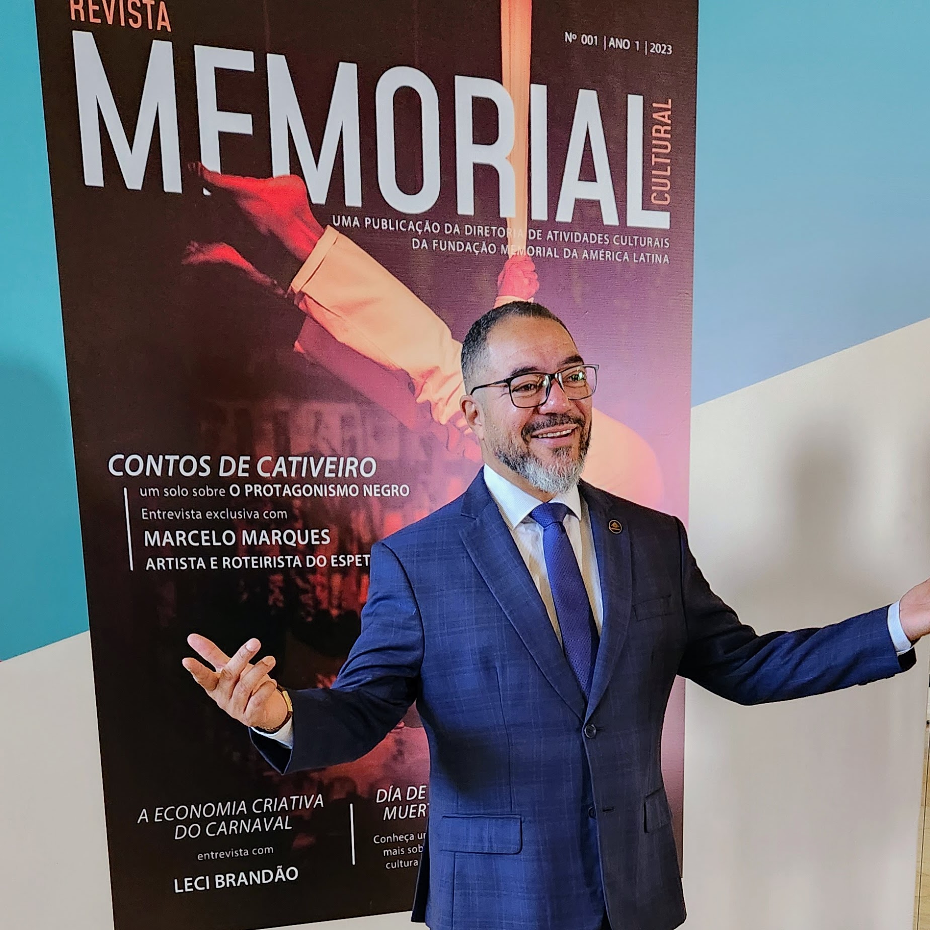 João Carlos Corrêa junto al panel de presentación de la Revista Memorial Cultural n.º 1