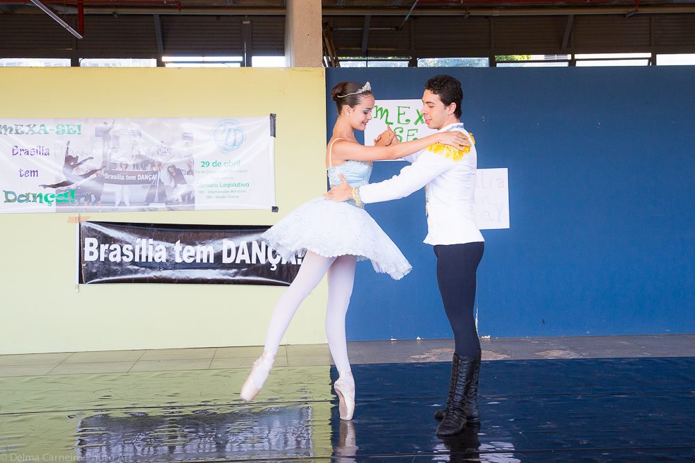 Dupla de balé se apresenta diante das faixas MEXA-SE! Brasília tem Dança e Brasília tem Dança.