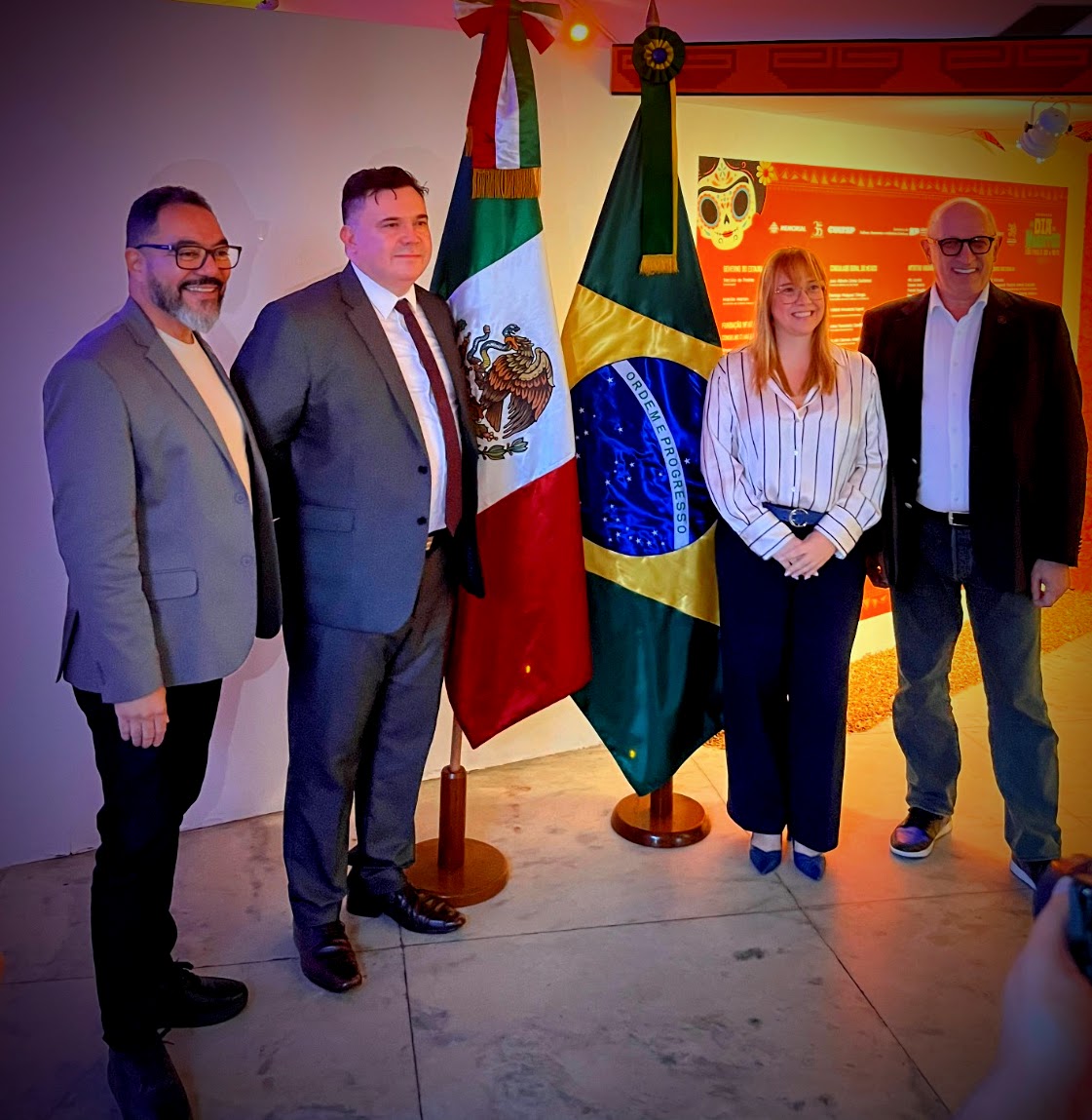 João Carlos Corrêa posa com José Alberto Limas Gutiérrez, Marília Marton e Roberto Bertani entre as bandeiras do México e do Brasil