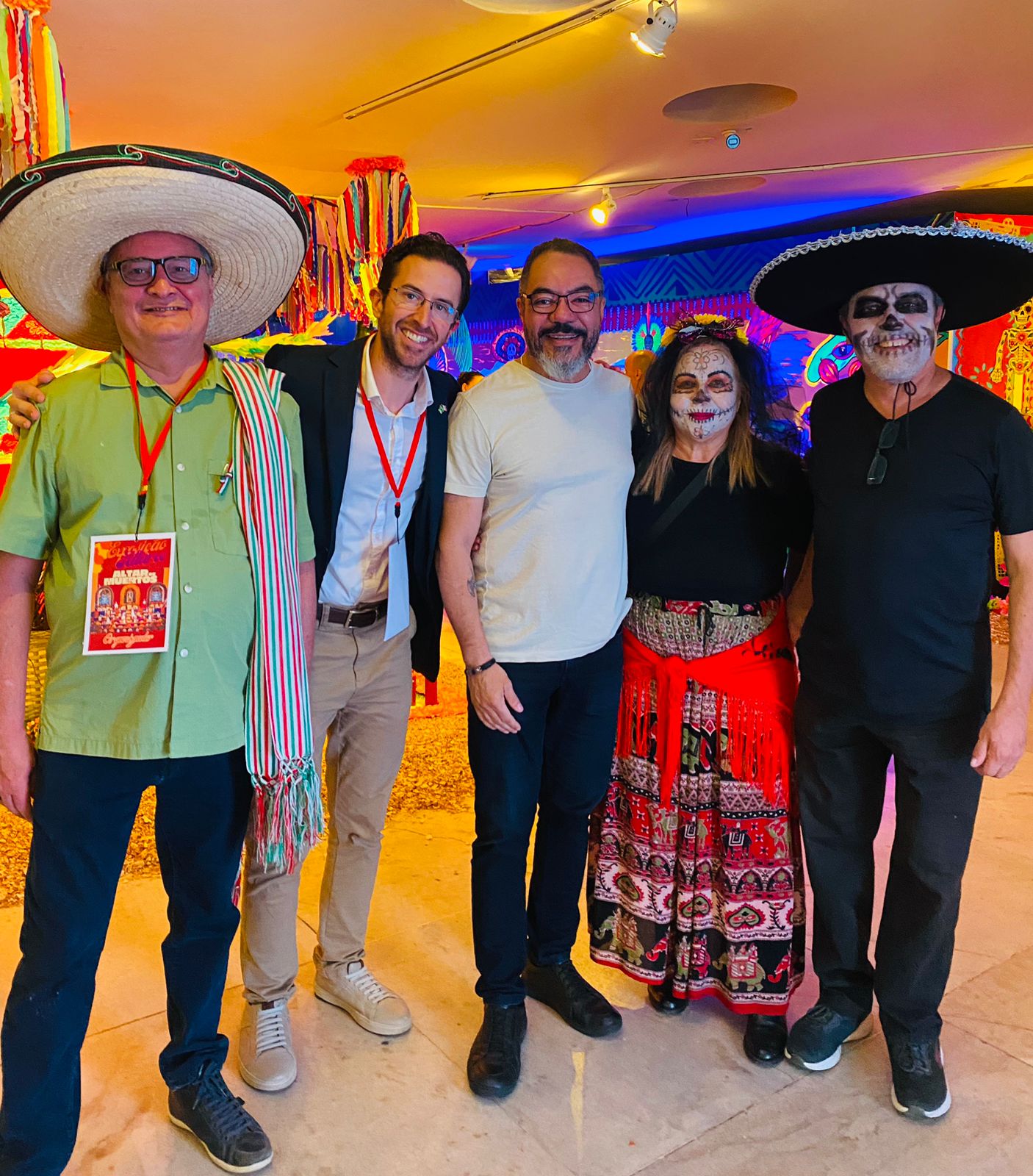 Mário Jorge, Rodrigo Vázquez, João Carlos Corrêa e convidados posam com caracterizações e sombreros em ambiente do Día de Muertos