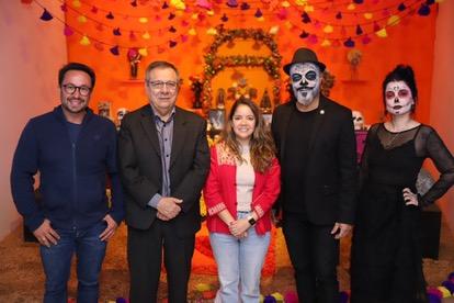 Márcio Álvares, Luís Armando Monteagudo, uma diplomata responsável pela organização, João Carlos Corrêa caracterizado como Catrín e uma Catrina posam diante de altar do Día de Muertos