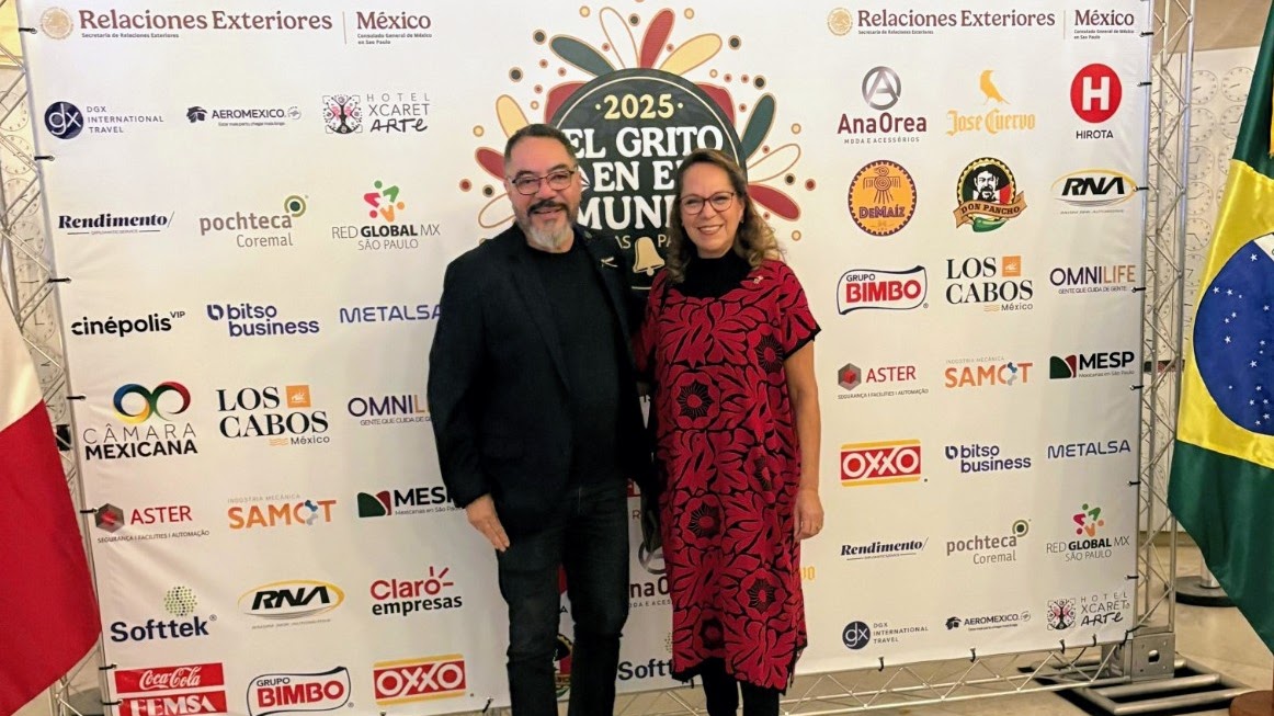 João Carlos Corrêa e Claudia Velasco Osorio posam diante do painel do evento O Grito 2025