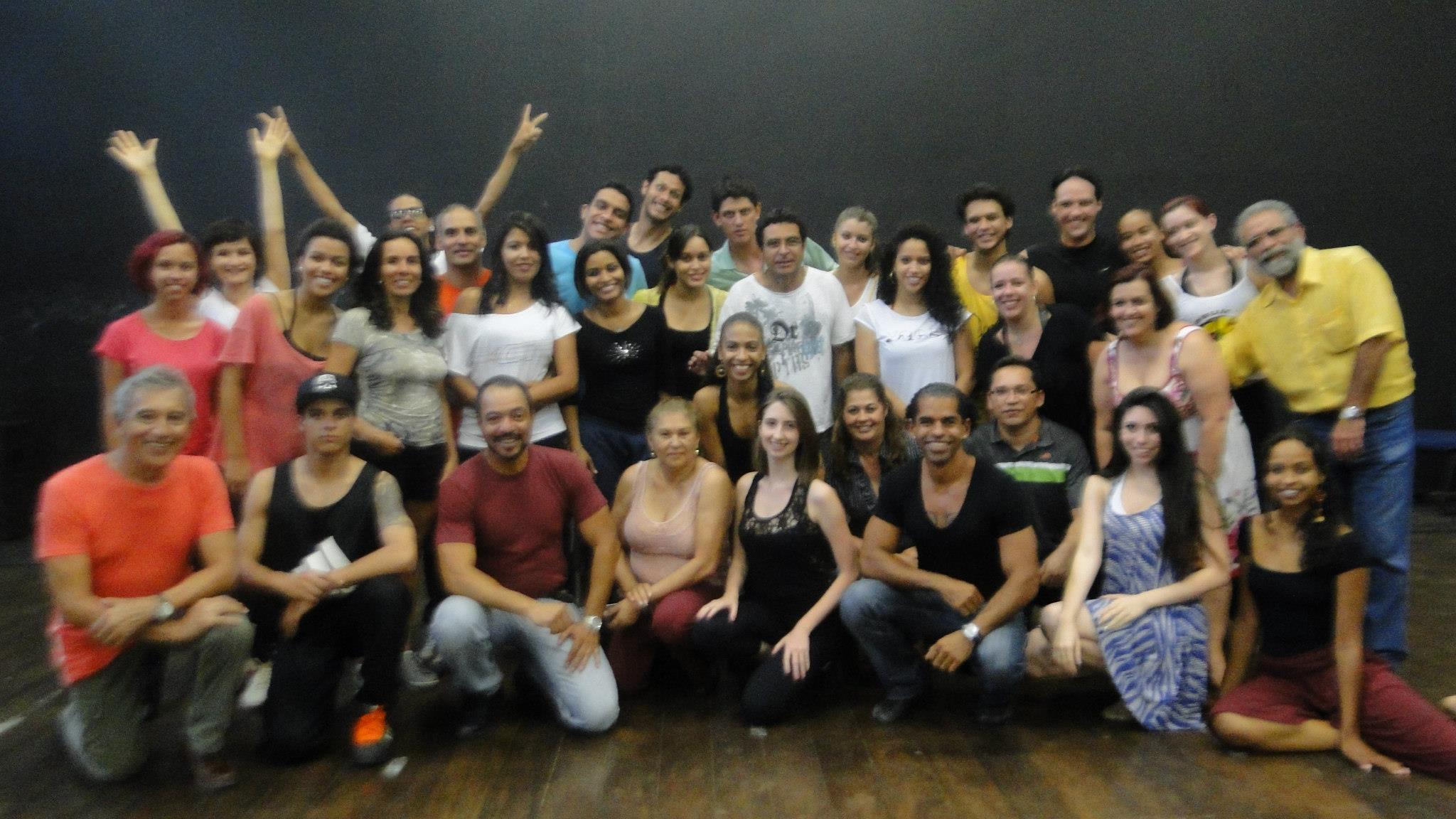Grande grupo de participantes posa em um estúdio de dança ao final da atividade.