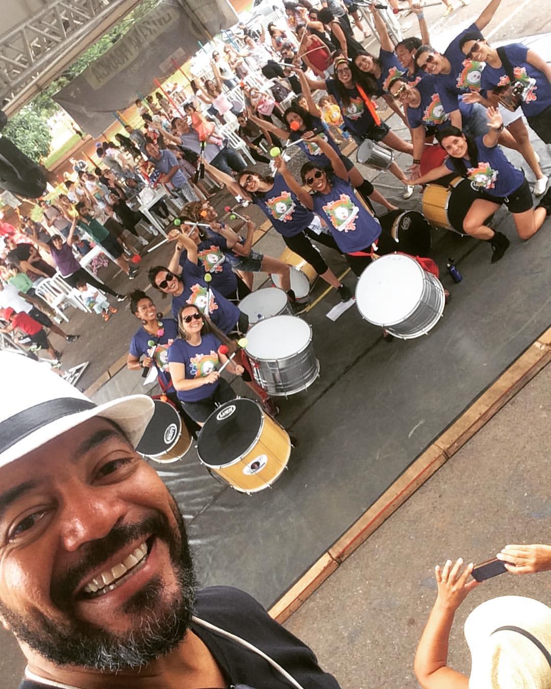 João Carlos Corrêa registra grupo de percussão e público reunidos em uma etapa do Circuito