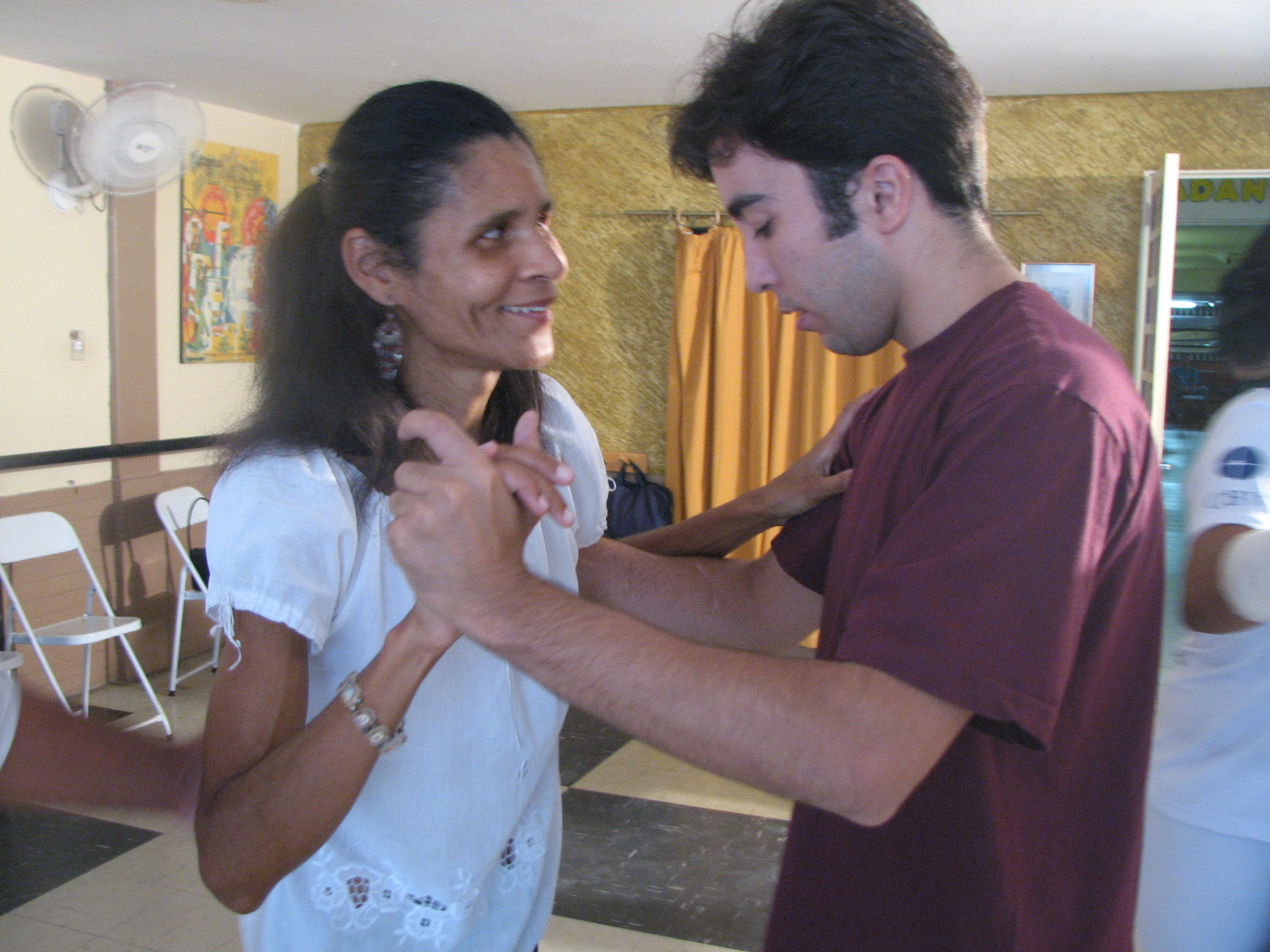 Dupla pratica posição de dança e contato de mãos durante a aula