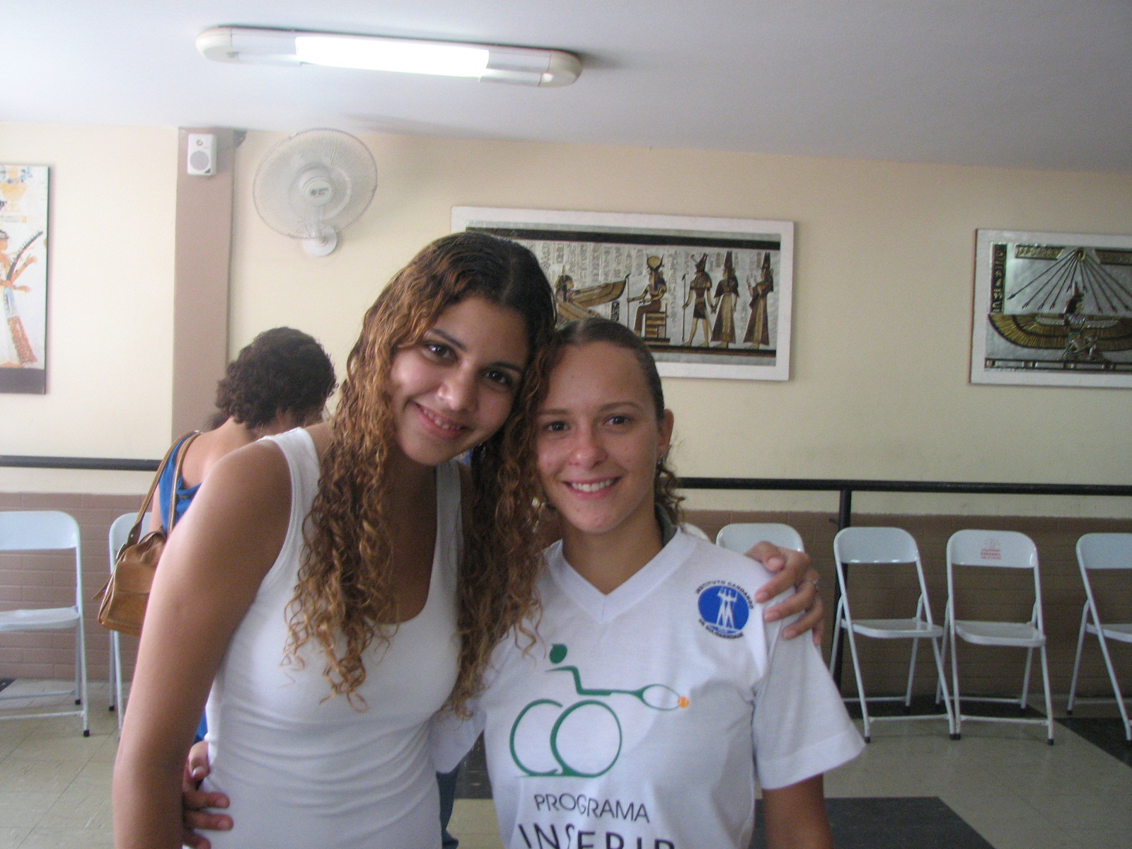 Duas jovens participantes no espaço das aulas do projeto