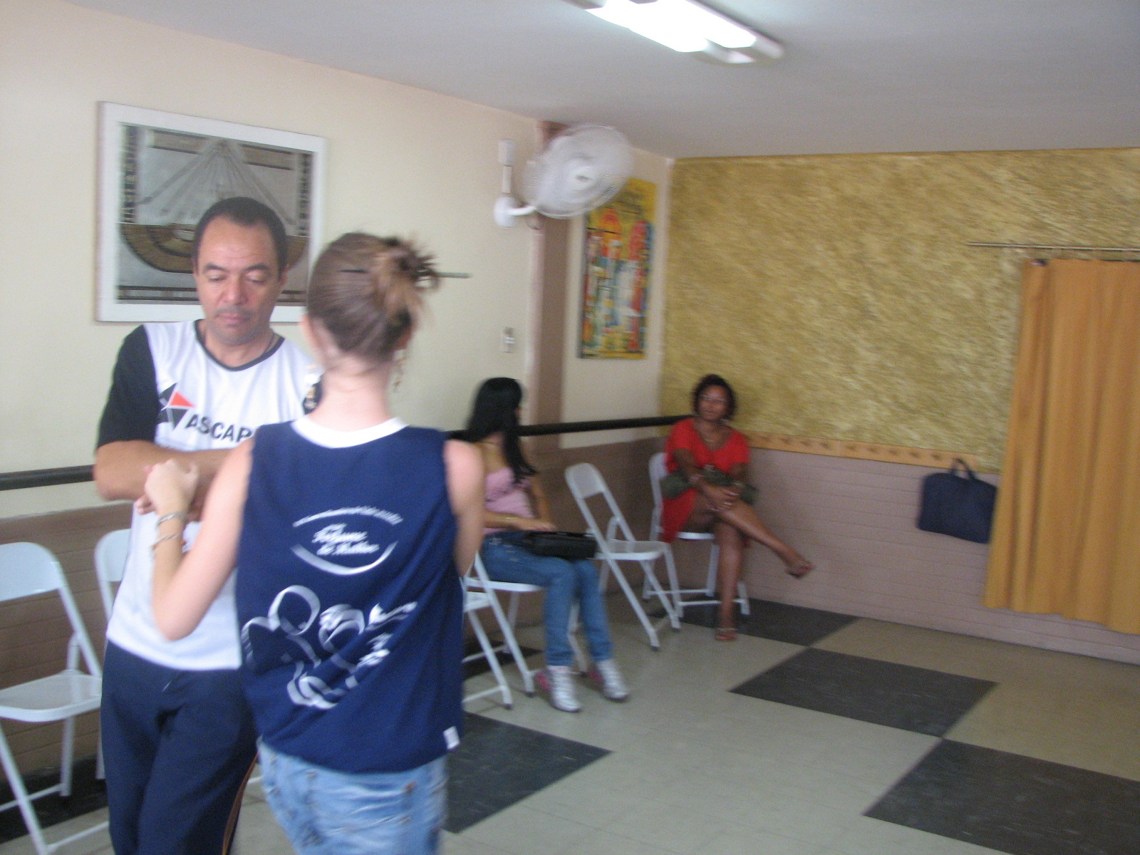 João Carlos Corrêa pratica condução e posição de mãos com uma participante