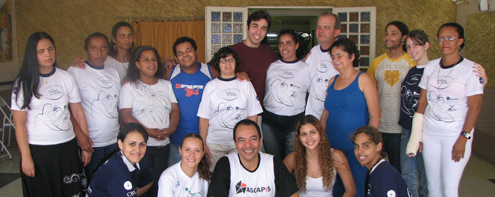 Grupo de participantes do projeto Perfume de Mulher e Baile da Inclusão reunido em registro coletivo