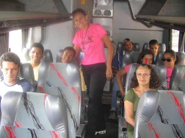 Grupo do Projeto Perfume de Mulher reunido no ônibus a caminho do Senado Federal