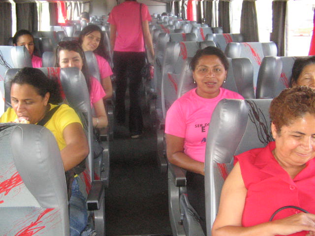 Participantes do Projeto Perfume de Mulher durante o deslocamento para o Senado Federal