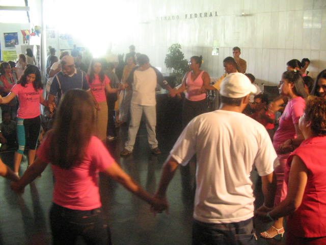 Alunos do Projeto Perfume de Mulher em uma grande roda de dança no Senado Federal