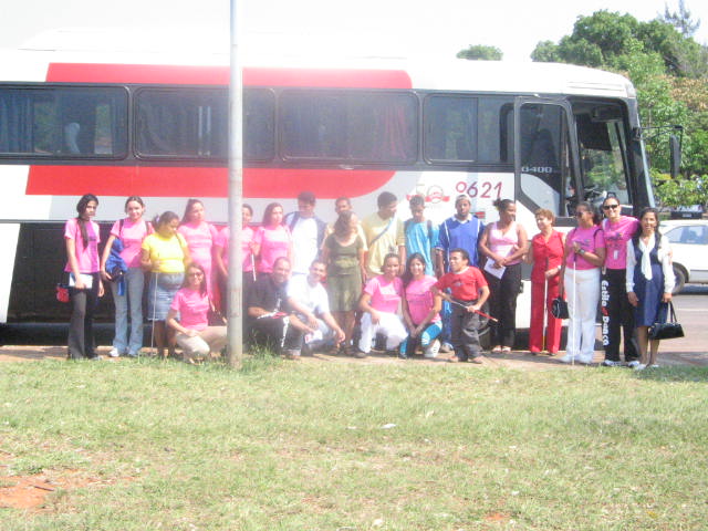 Grupo do Projeto Perfume de Mulher reunido diante do ônibus após o deslocamento