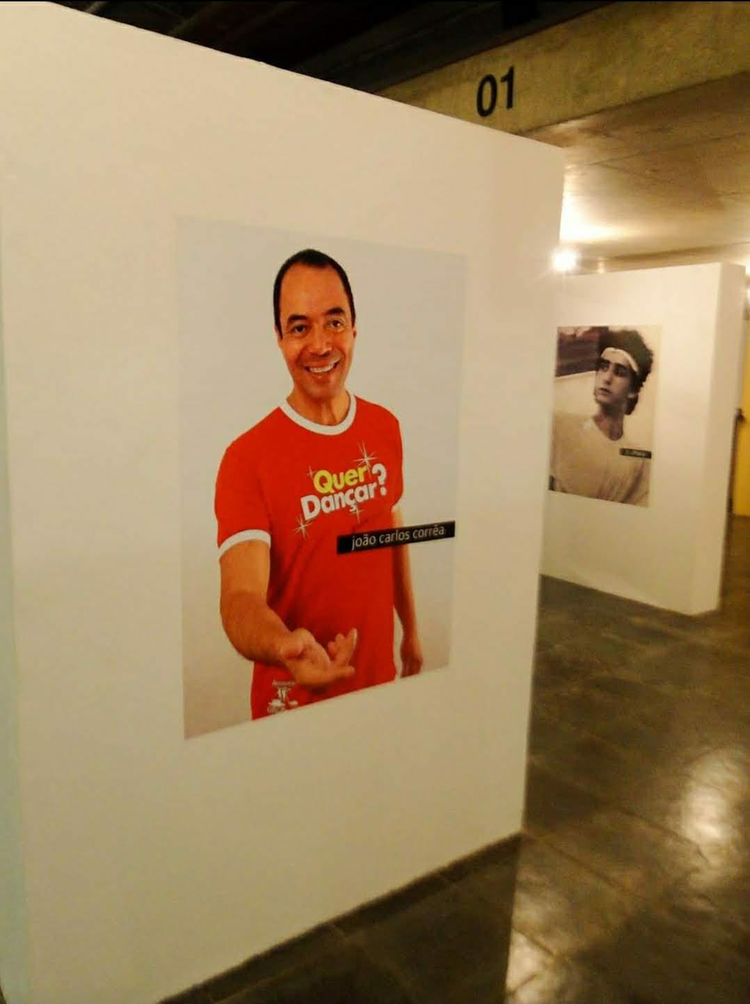 Exposição documental sobre dança com retrato de João Carlos Corrêa e a inscrição Quer Dançar?
