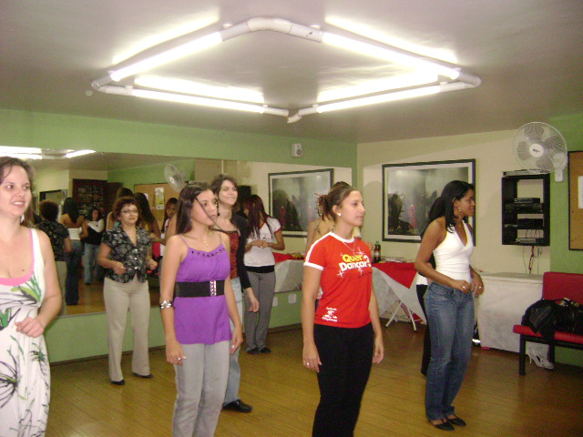 Grupo realiza exercício de dança em formação linear