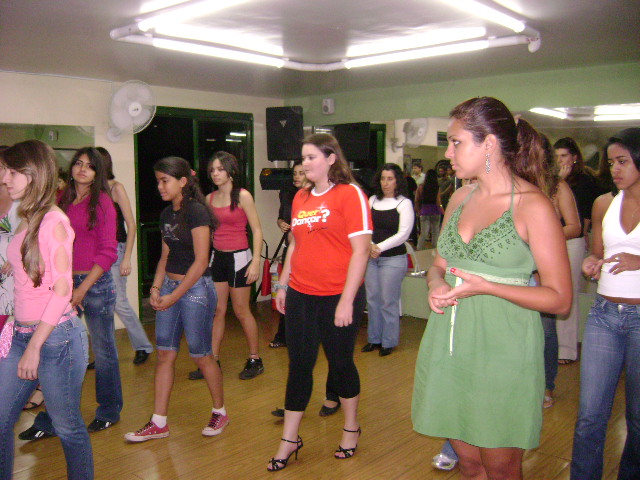 Participantes acompanham atividade de dança em formação coletiva