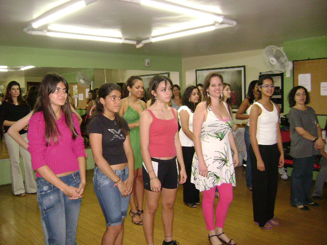 Participantes acompanham orientação em formação linear