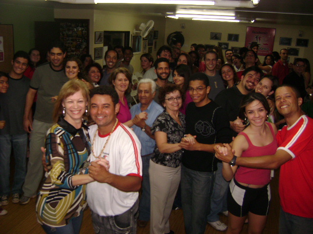 Grande grupo reunido em retrato coletivo durante a confraternização