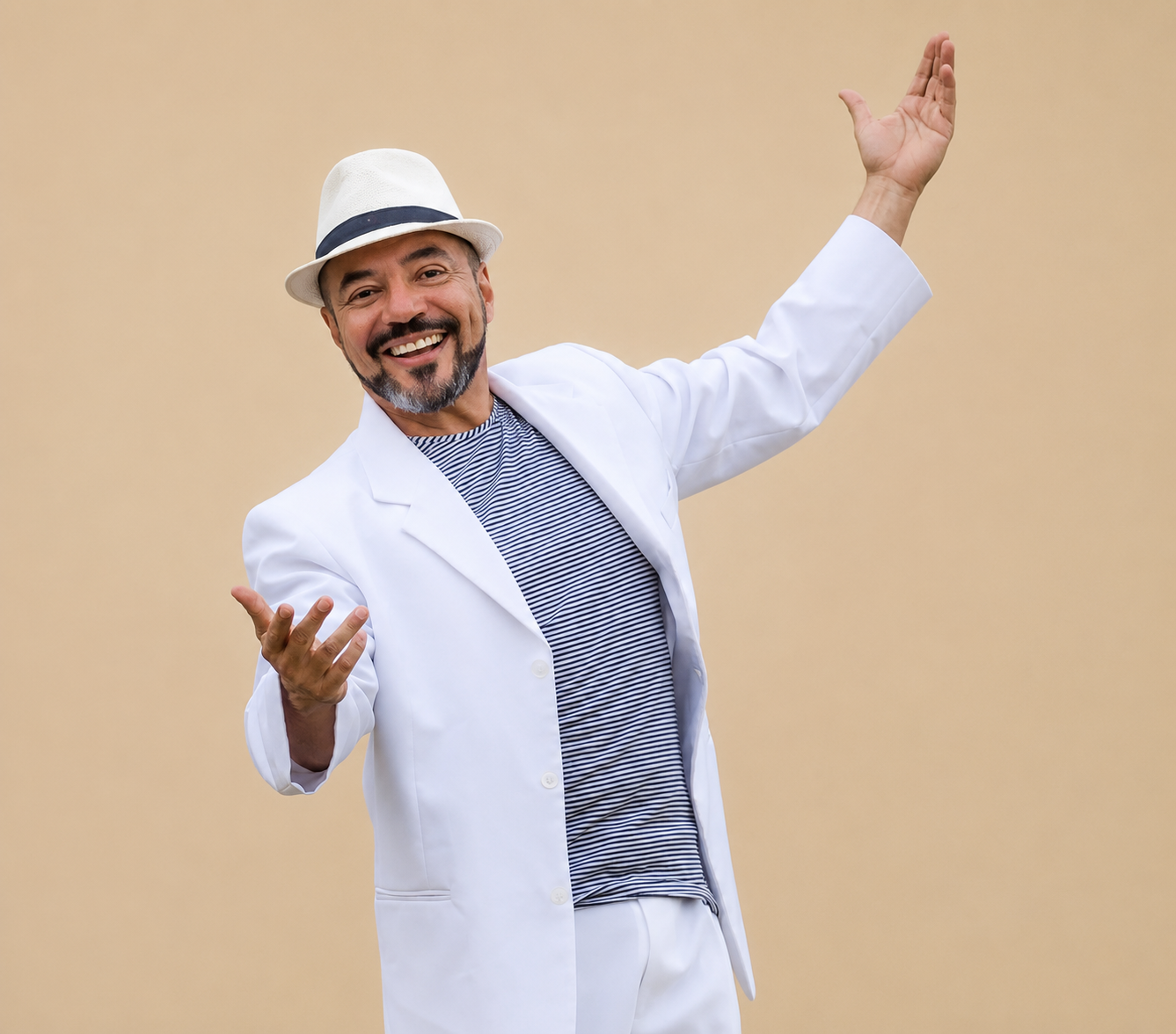 João Carlos Corrêa em atuação artística, usando chapéu e figurino branco