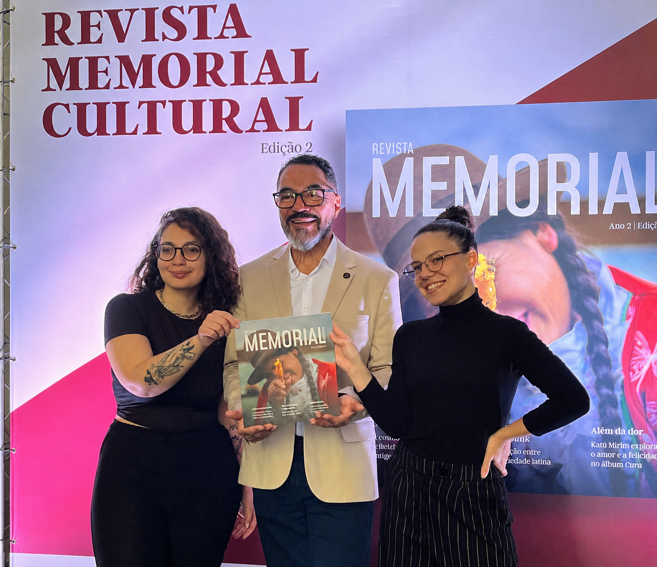 João Carlos Corrêa entre dos integrantes del equipo durante la presentación de la Revista Memorial Cultural n.º 2