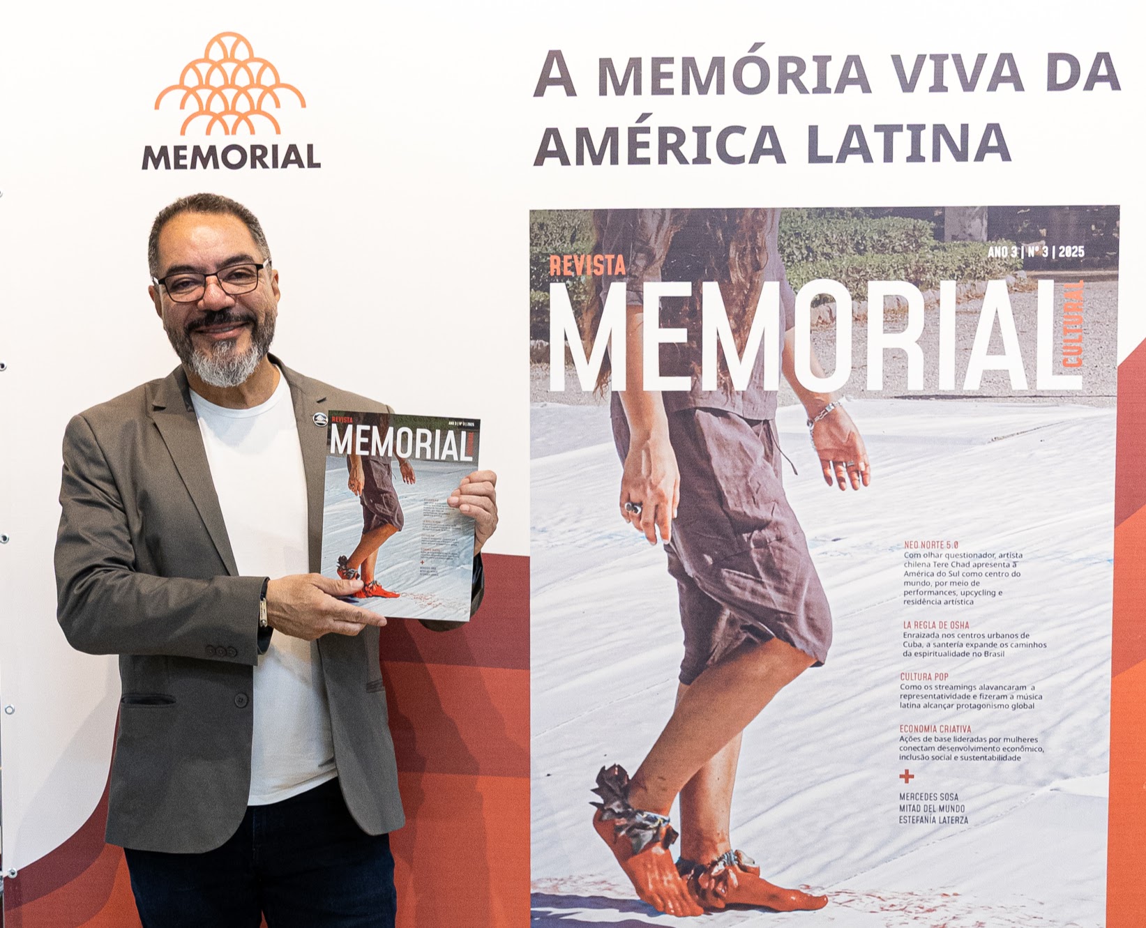 João Carlos Corrêa presentando la Revista Memorial Cultural n.º 3