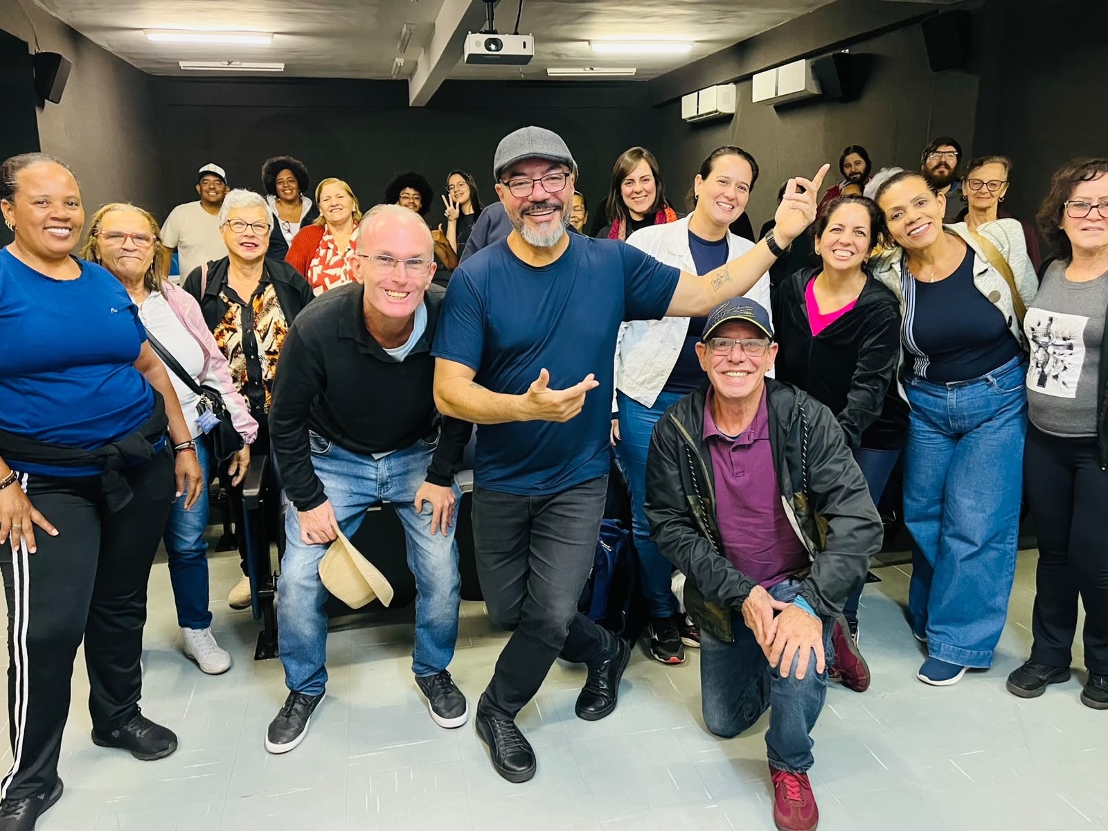 João Carlos Corrêa e participantes reunidos para registro coletivo na Fábrica de Cultura de Santos