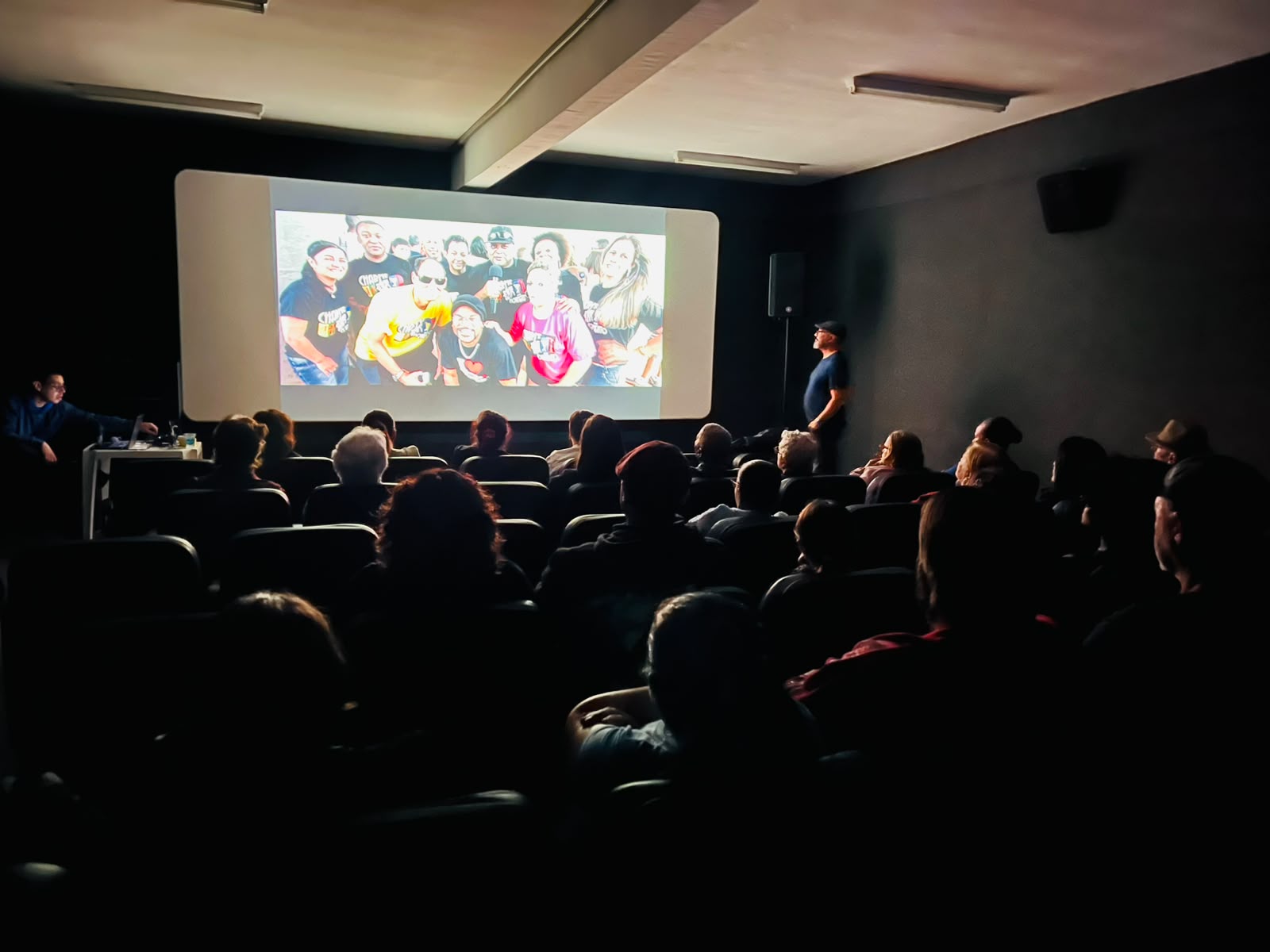Público acompanha uma projeção durante encontro na Fábrica de Cultura de Santos