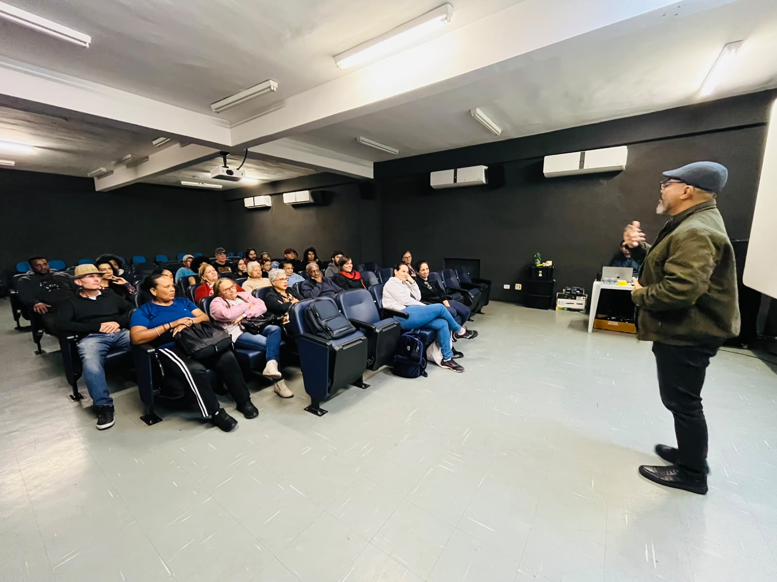 João Carlos Corrêa fala ao público reunido no auditório da Fábrica de Cultura de Santos