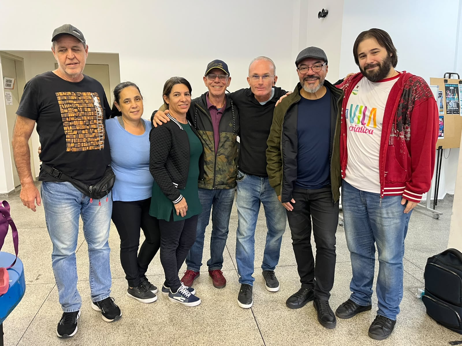 João Carlos Corrêa e participantes reunidos após o encontro na Fábrica de Cultura de Santos