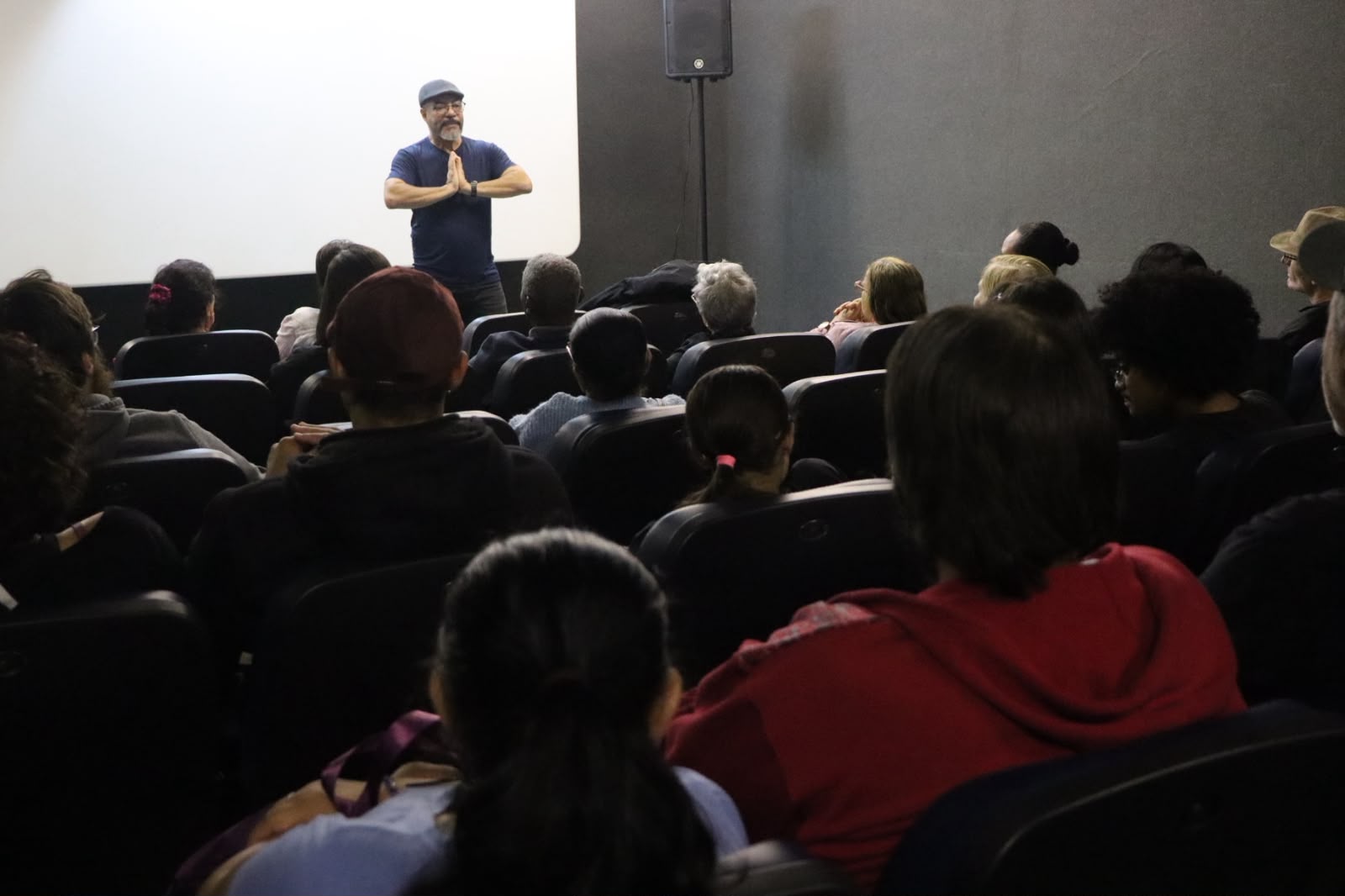 João Carlos Corrêa conduz a palestra diante do público na Fábrica de Cultura de Santos