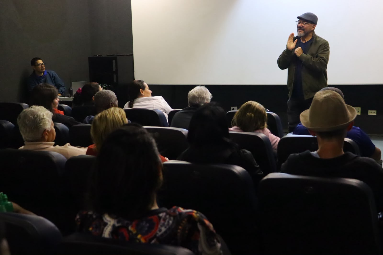João Carlos Corrêa gesticula durante a palestra na Fábrica de Cultura de Santos