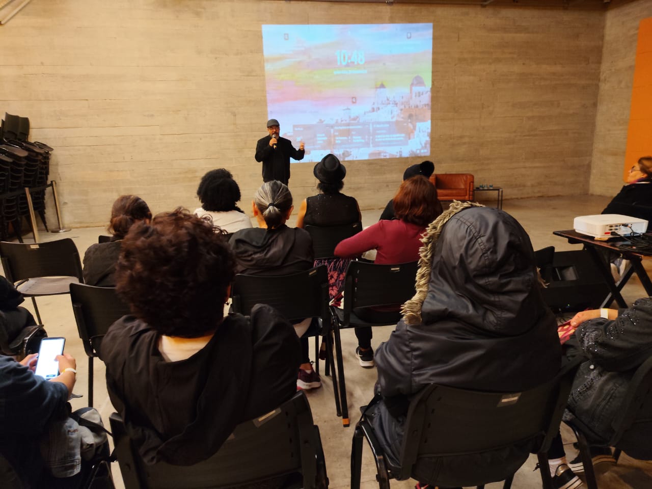 João Carlos Corrêa fala ao público durante encontro na Fábrica de Cultura de São Bernardo