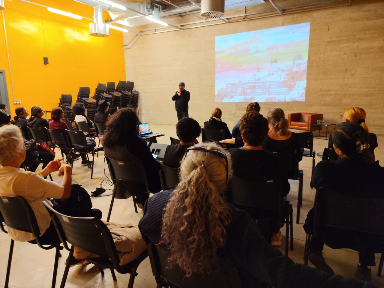 Público acompanha a palestra de João Carlos Corrêa na Fábrica de Cultura de São Bernardo