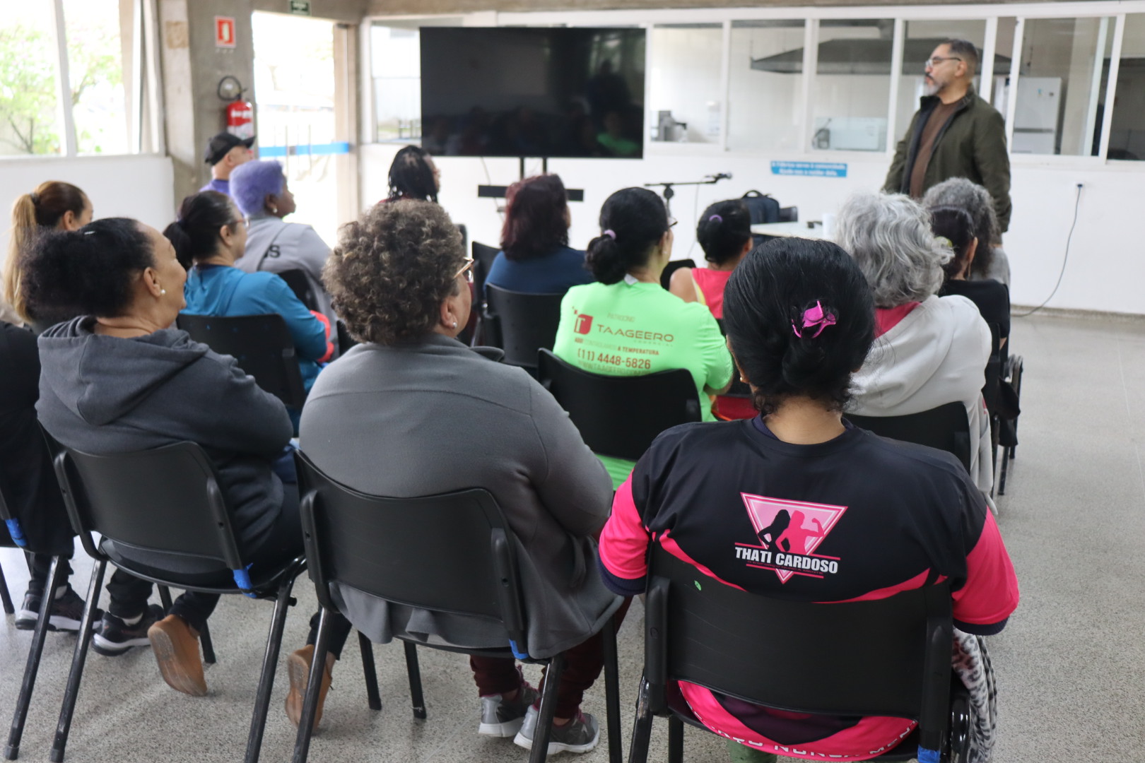 Participantes acompanham João Carlos Corrêa durante encontro na Fábrica de Cultura de Sapopemba