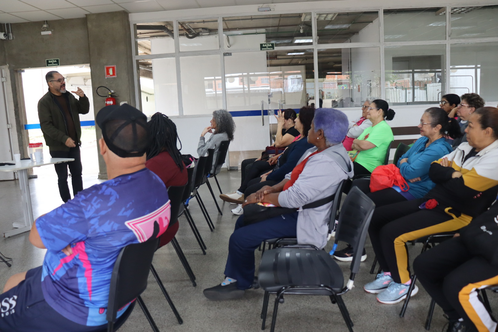 João Carlos Corrêa conversa com participantes reunidos na Fábrica de Cultura de Sapopemba