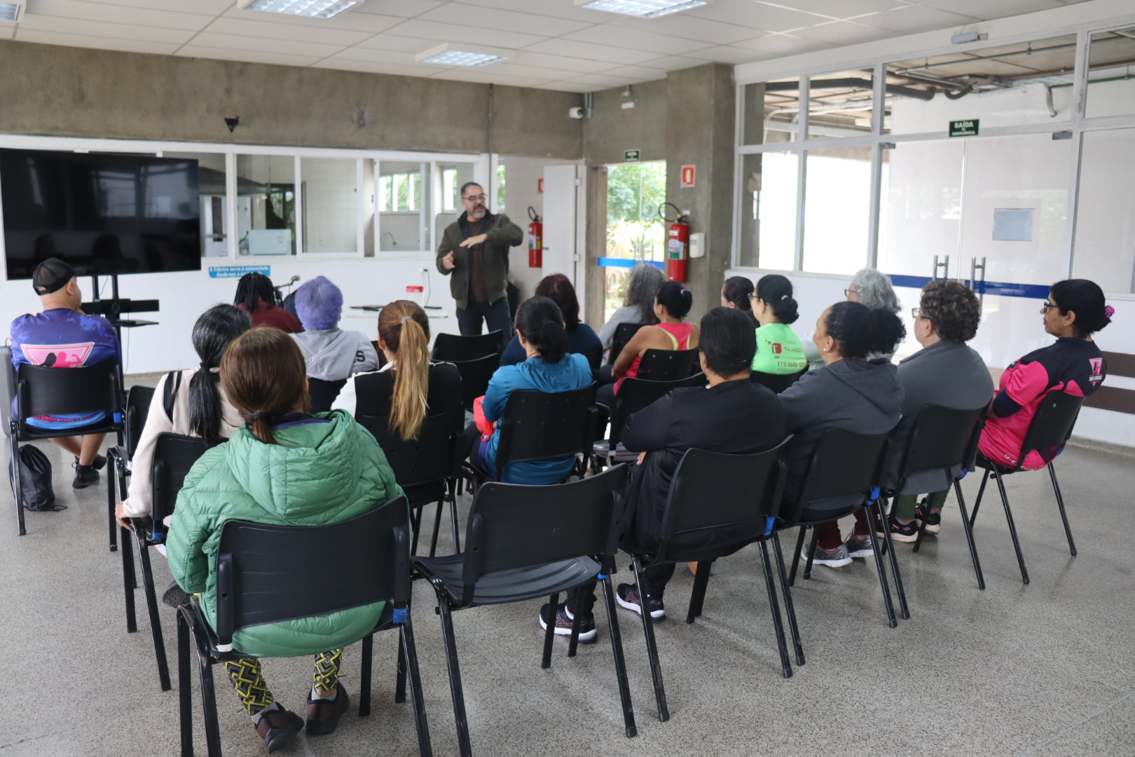 João Carlos Corrêa conduz a palestra diante do público na Fábrica de Cultura de Sapopemba