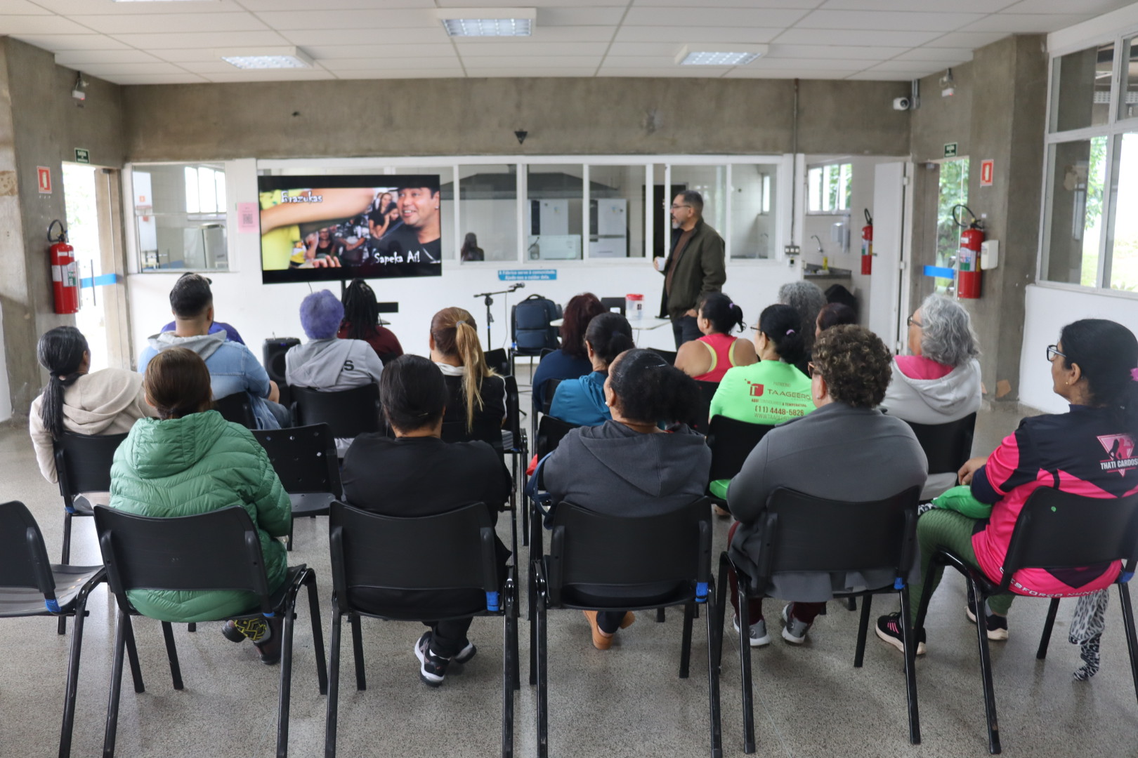 Público acompanha uma apresentação em vídeo na Fábrica de Cultura de Sapopemba
