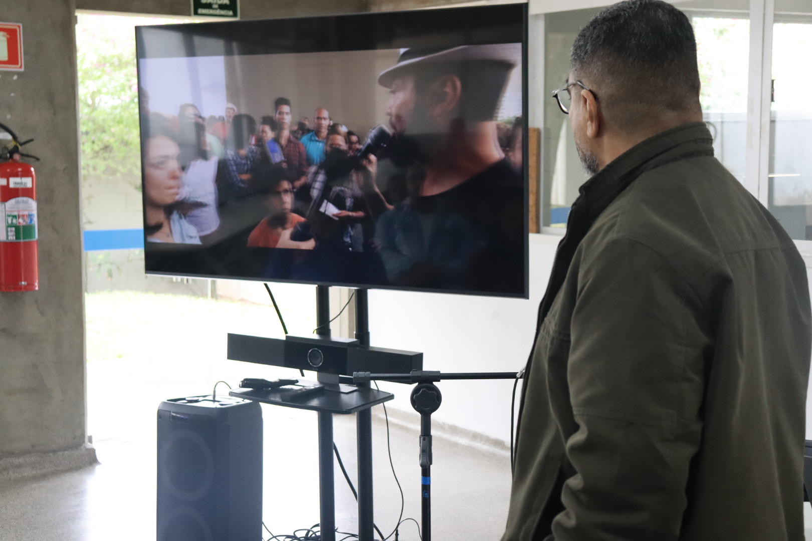 João Carlos Corrêa observa uma projeção durante encontro na Fábrica de Cultura de Sapopemba