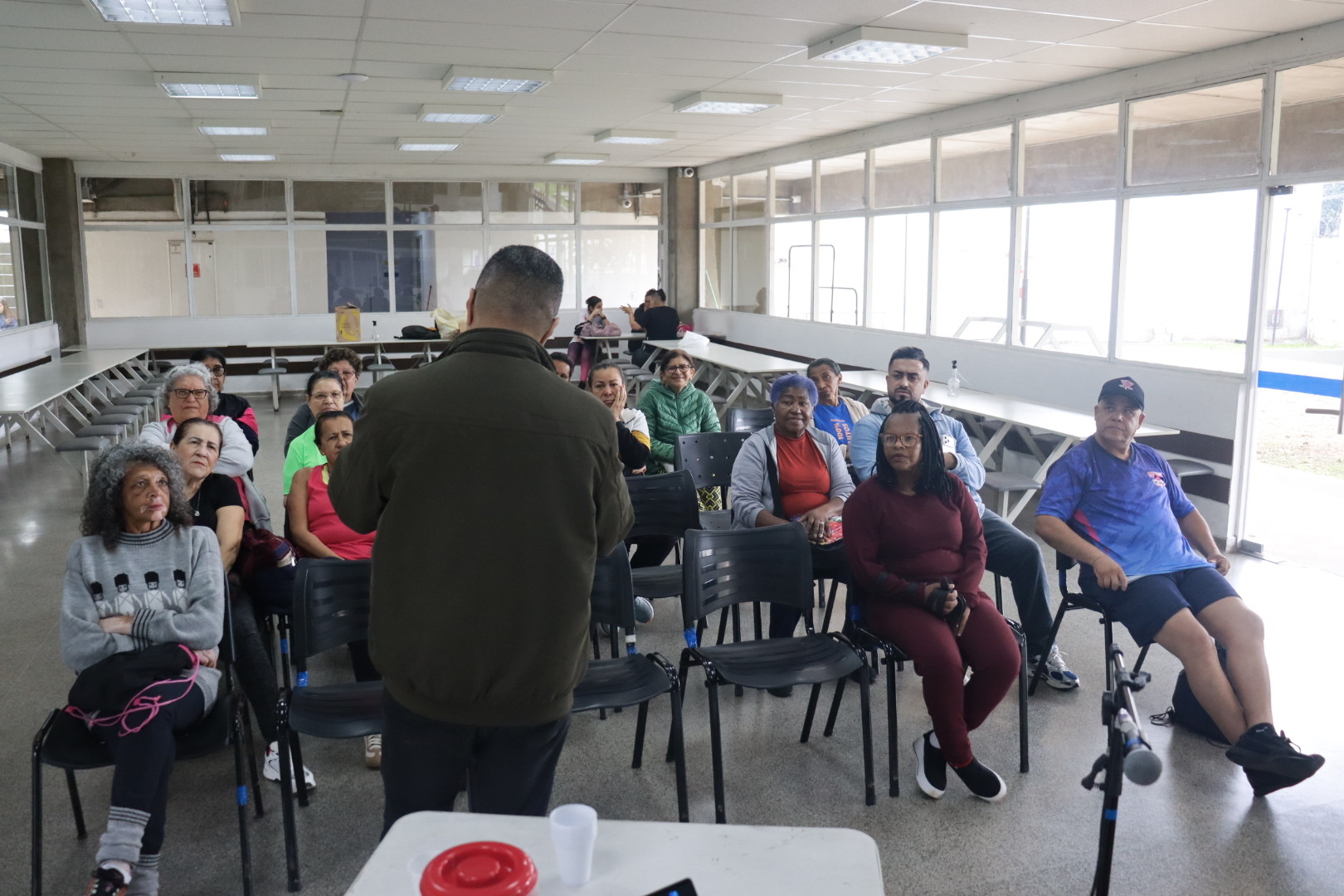 Participantes acompanham João Carlos Corrêa em atividade na Fábrica de Cultura de Sapopemba