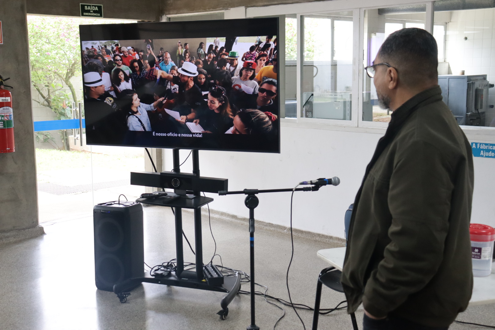 João Carlos Corrêa acompanha uma projeção sobre dança na Fábrica de Cultura de Sapopemba