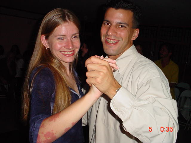 Casal posa durante momento de dança no salão