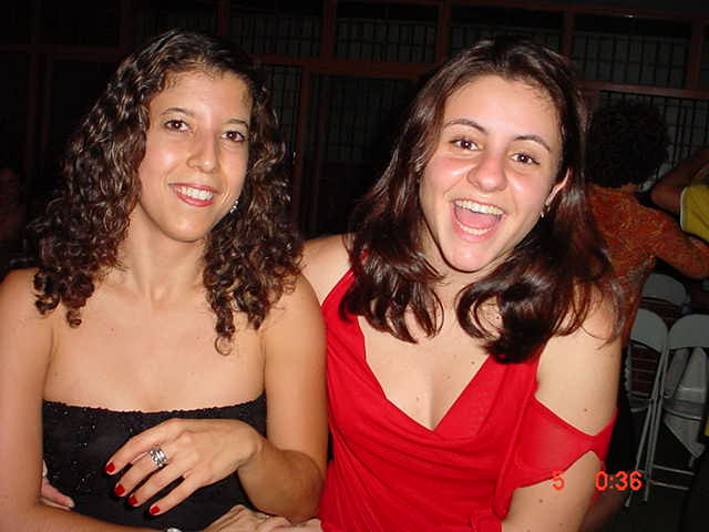 Duas participantes reunidas em retrato durante o evento