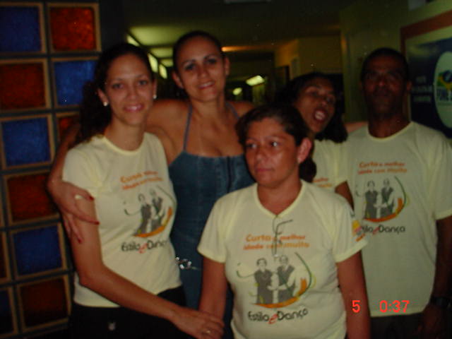 Integrantes com camisetas da programação reunidos em retrato coletivo