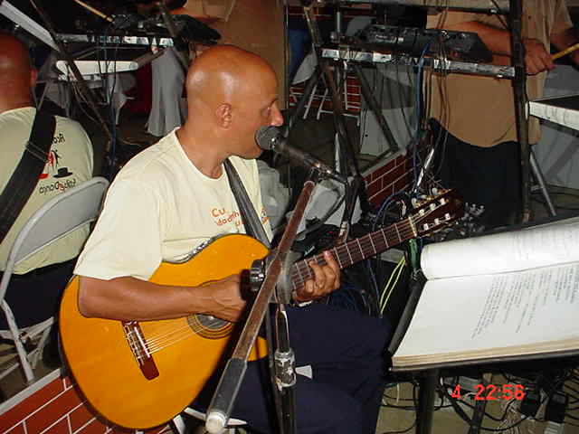 Músico toca violão durante apresentação na Semana da Melhor Idade