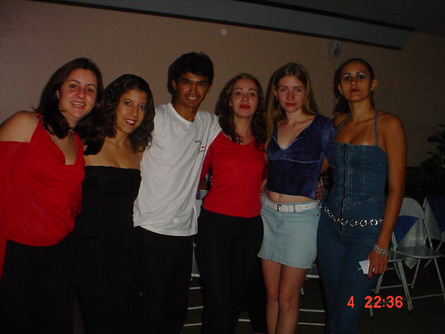Seis participantes reunidos em retrato coletivo durante a programação