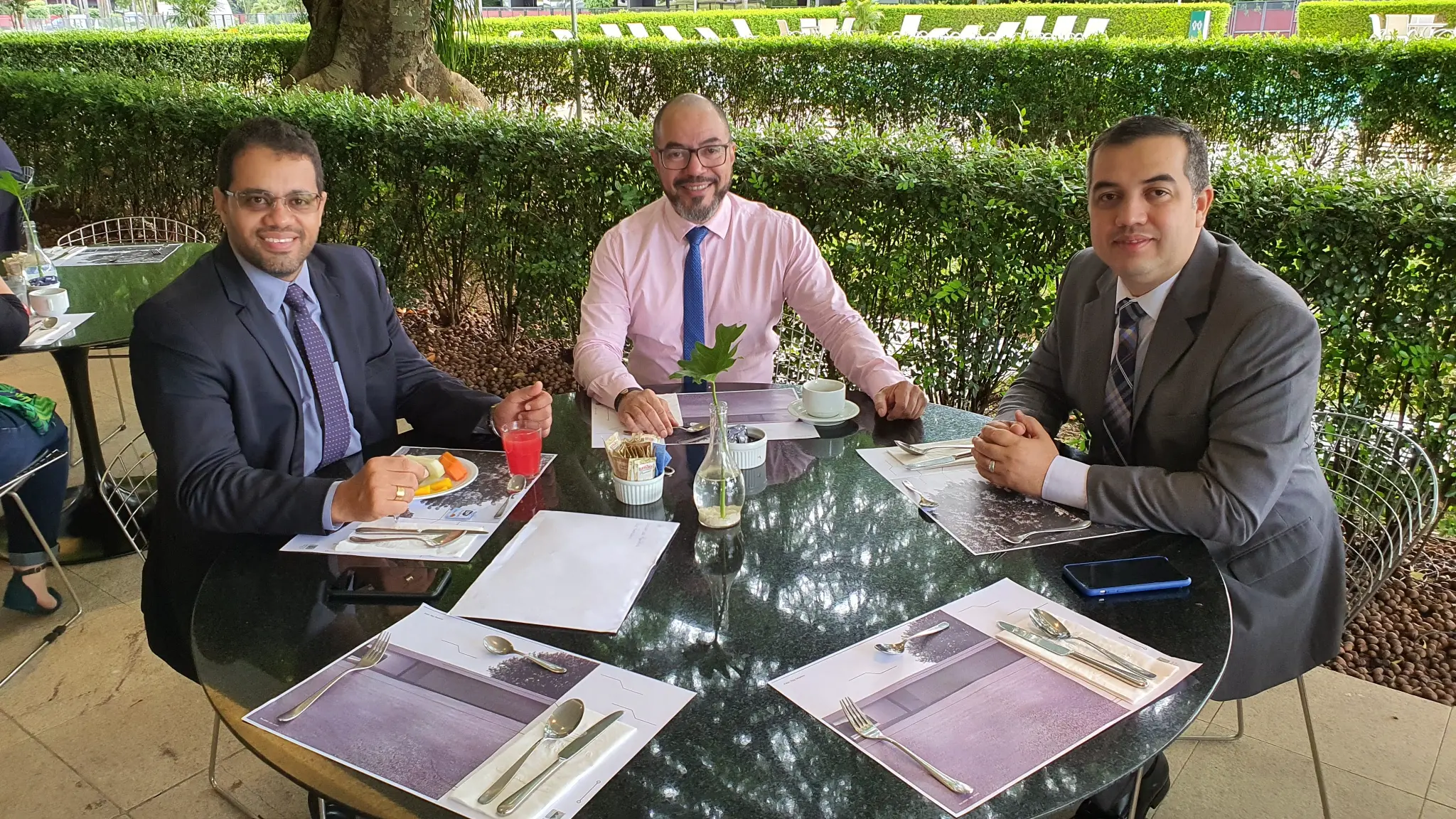 João Carlos Corrêa almoça ao ar livre com Pedro Arthur Rodrigues e Onésimo Cruz, suplentes de senador por Roraima.