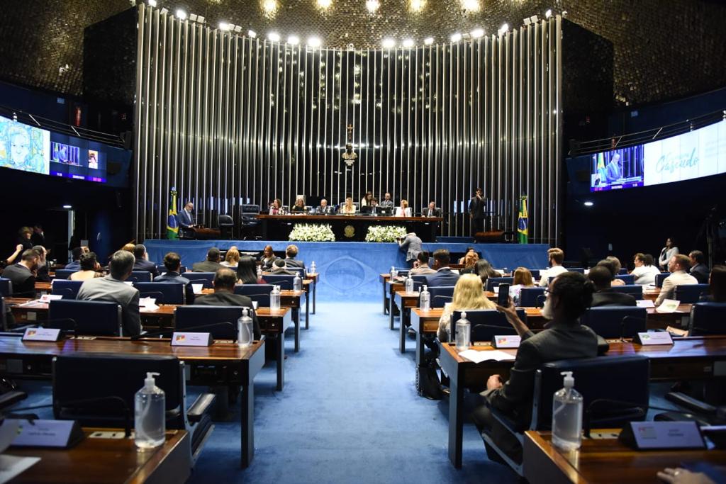 Vista geral do plenário do Senado com pessoas nas bancadas e na mesa diretora.