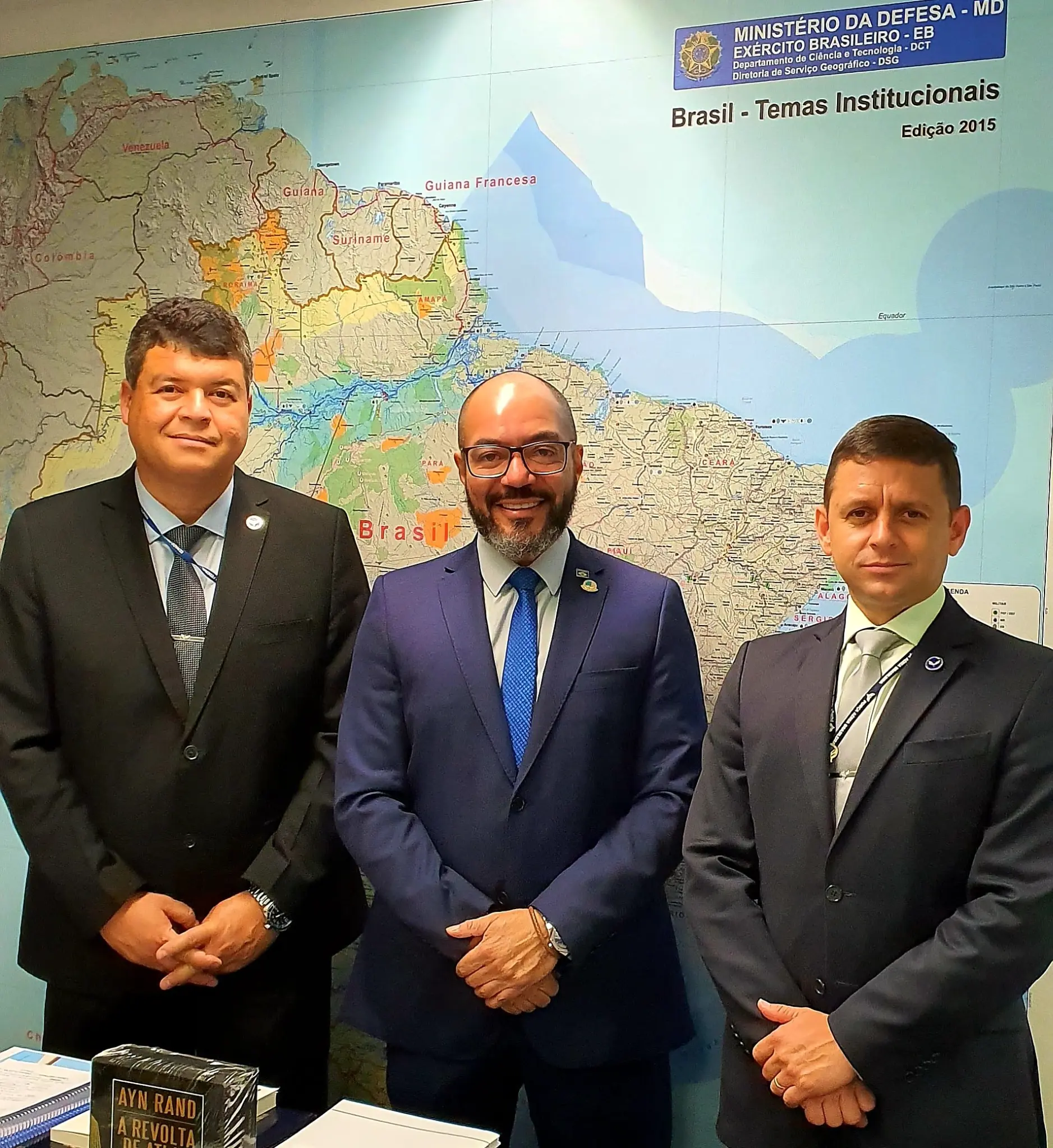 João Carlos Corrêa recebe integrantes da assessoria parlamentar da Marinha no Senado Federal.