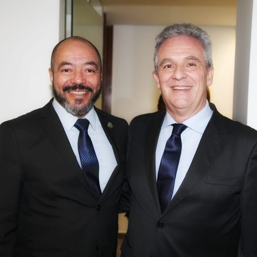 João Carlos Corrêa ao lado do escritor e embaixador Ary Quintella em ambiente interno.