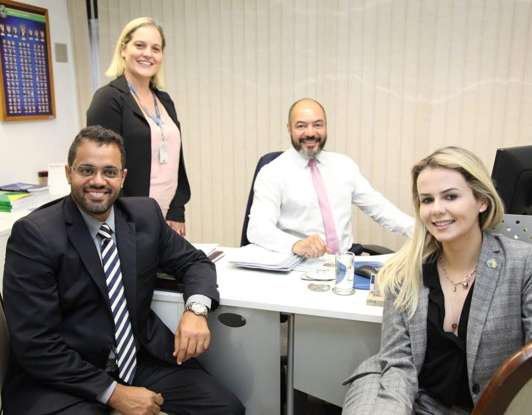 João Carlos Corrêa reunido no gabinete com o primeiro suplente de senador Pedro Arthur Rodrigues e integrantes da assessoria superior.