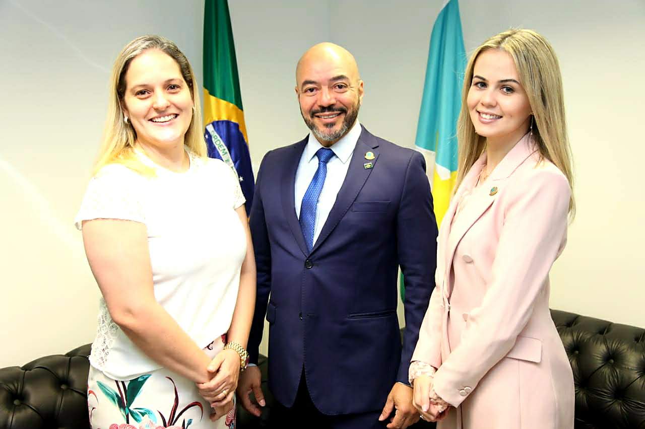 João Carlos Corrêa com integrantes da assessoria superior do senador Chico Rodrigues em ambiente institucional.